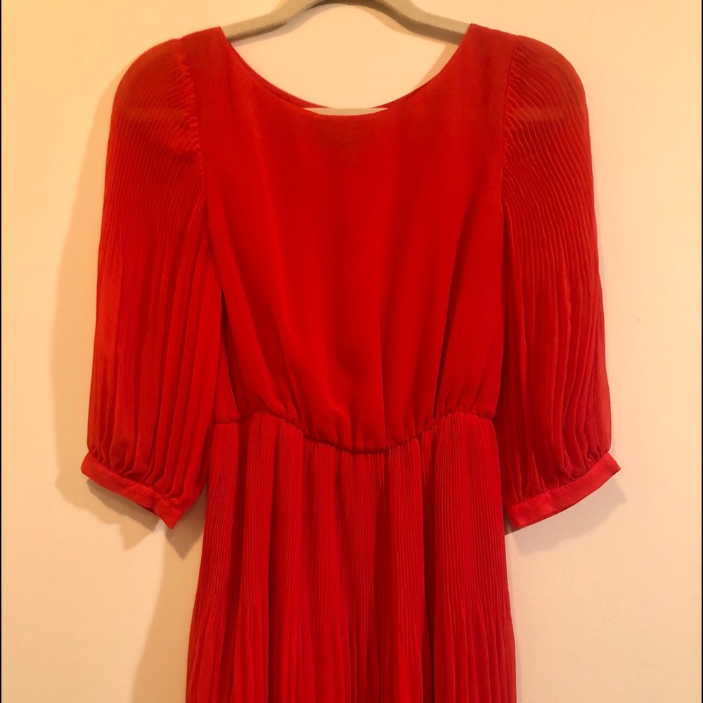 Plissé dress with balloon sleeves